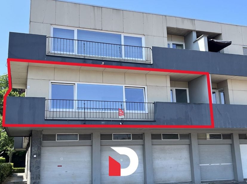 Welkom in dit charmante, instapklare appartement op de eerste verdieping van een kleinschalig gebouw (zonder lift). Dankzij de grote raampartijen baad