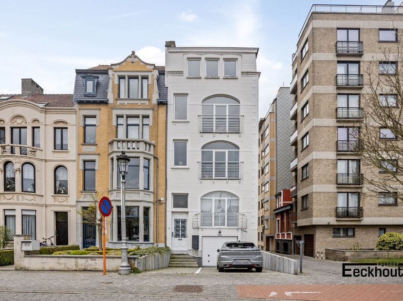 Op deze topligging zicht op de koninklijke stallingen en de tennis van Oostende bieden wij het bovenste appartement aan.&lt;br /&gt;
Via de mooie inkomhal o