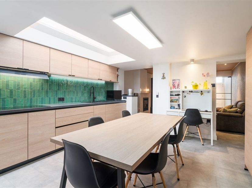 Gelegen in het charmante Harelbeke, biedt deze prachtige woning een unieke mix van comfort en stijl. Met een bewoonbare oppervlakte van 153m² op een p
