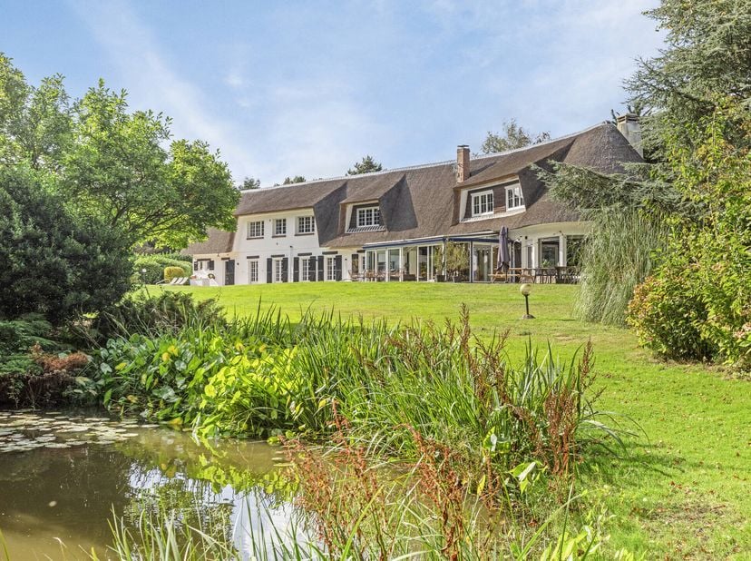 Deze unieke eigendom op ca 1,8ha vormt de uitgelezen kans voor wie graag ruim, luxueus en groen woont. Met zijn unieke ligging naast een natuurgebied,