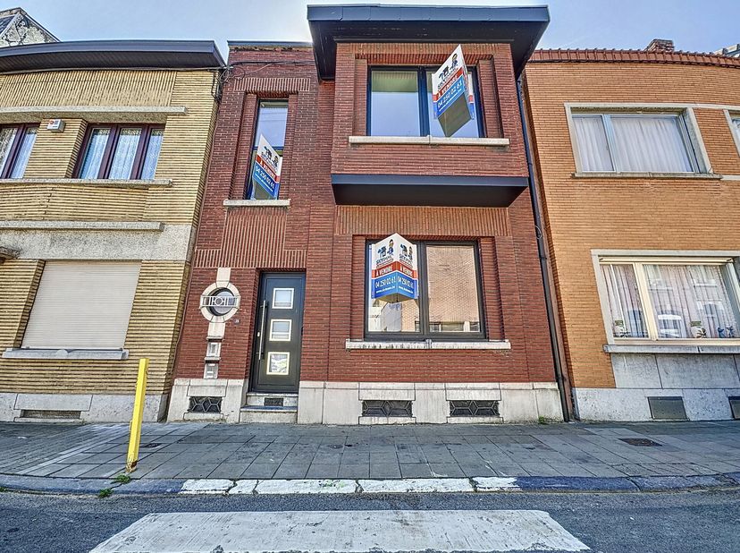 L&#039;agence SKYIMMO vous propose cette magnifique maison totalement rénovée située sur OUGRÉE, ce bien est composé comme suit :&lt;br /&gt;
SOUS-SOL : Couloir