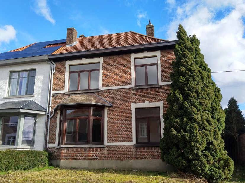 Unique opportunity to rent a beautiful completely renovated house in the highly sought-after Matadi-garden-suburb, just a 15-minute walk from the Leuv