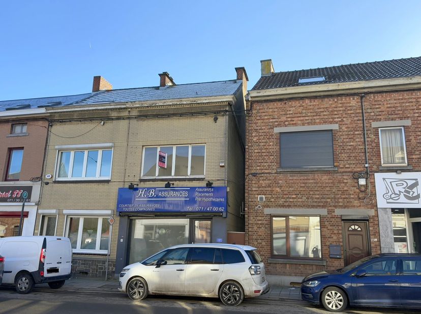 Maison à rafraîchir située en plein centre-ville comprenant:&lt;br /&gt;
Rez: Living - cuisine 1/2 équipée - SDD + WC -&lt;br /&gt;
Etage: Palier - 2 chambres - G