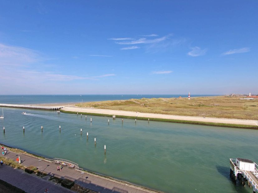Nieuwpoort : Uniek doorloop-appartement te koop met frontaal zicht op de vaargeul in Nieuwpoort! Dit appartement geniet van HET beste uitzicht op de v