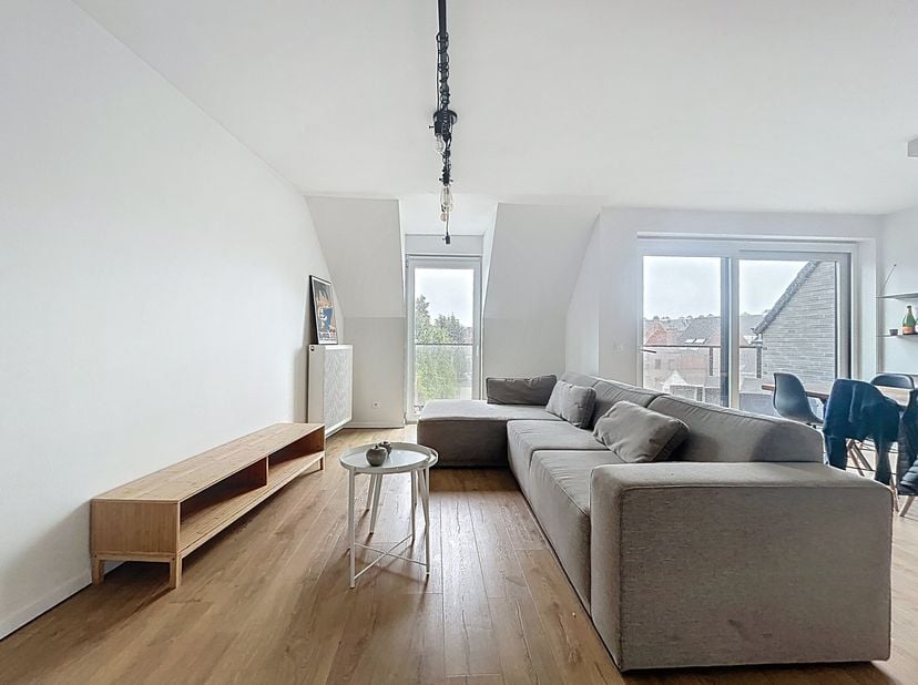 Gezellig en ruim nieuwbouwappartement te huur in het hartje van Waregem, op wandelafstand van de markt. Deze beschikt over 2 slaapkamers en bevindt zi