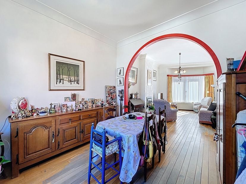 Entre Montgomery et La Chasse, dans une rue calme à sens unique, superbe maison de ±250m² bruts (avec cave et grenier) et jardin de ±40m². Composition