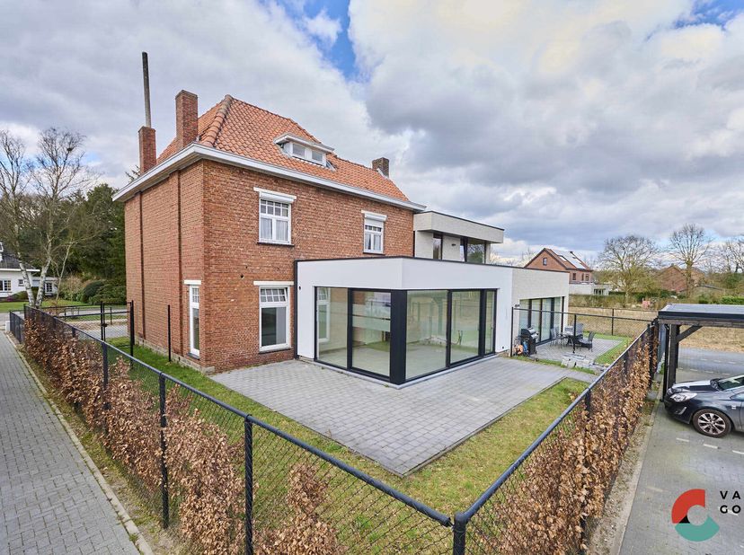 Op zoek naar een woning met karakter en mogelijkheden? Dan is deze woning wat u zoekt.&lt;br /&gt;
Aan de buitenzijde straalt de woning charme en karakter u