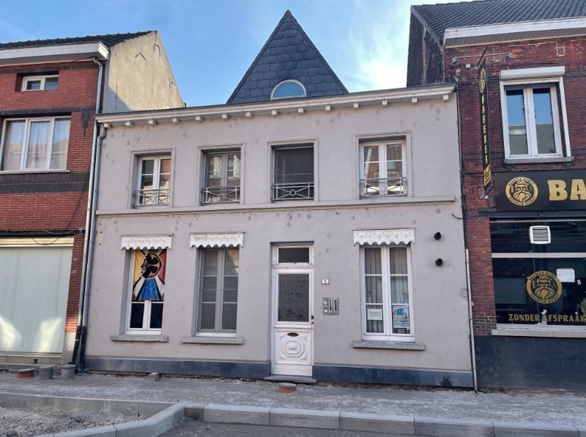 Instapklaar karaktervol appartement op de 1eV bestaande uit : een inkomhall, 2 slaapkamers, een ingerichte badkamer, een woonkamer met open keuken en
