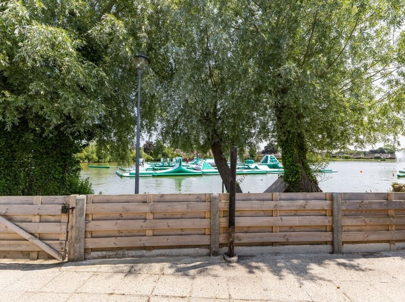 Oostduinkerke: vakantiewoning te koop aan het meer in Sunparks.Droomt u van een eigen stekje aan het water? Deze charmante vakantiewoning met adembene