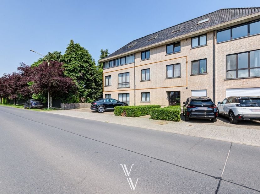 Dit ruim en lichtrijk appartement is vlakbij het centrum, doch rustig gelegen. &lt;br /&gt;
We betreden het appartement via een apart inkomhal, die toegang