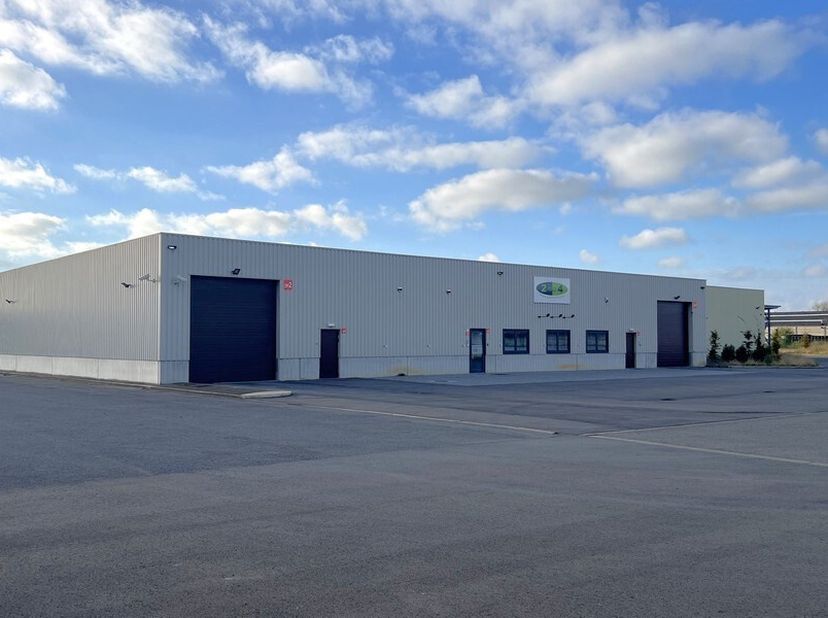 Bâtiment commercial prêt à l&#039;emploi comprenant 2 143 m² d&#039;entrepôt avec 129 m² de bureaux, 13 places de parking pour voitures et 1 place de parking po