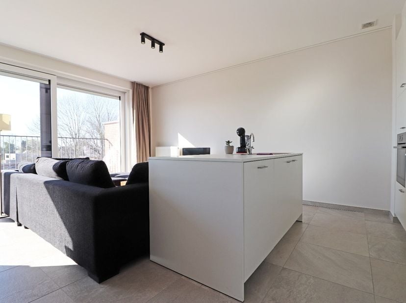 Prachtig appartement met garage gelegen op de tweede verdieping in een stijlvolle kleine residentie.&lt;br /&gt;
Je komt het appartement binnen via de inkom