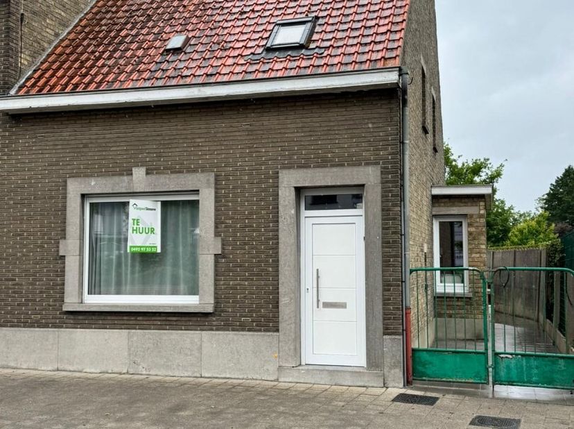 Deze gezellige halfopen bebouwing beschikt over een inkomhal, zitkamer, eetkamer, keuken en badkamer. Buiten is er een aangename tuin met berging.&lt;br