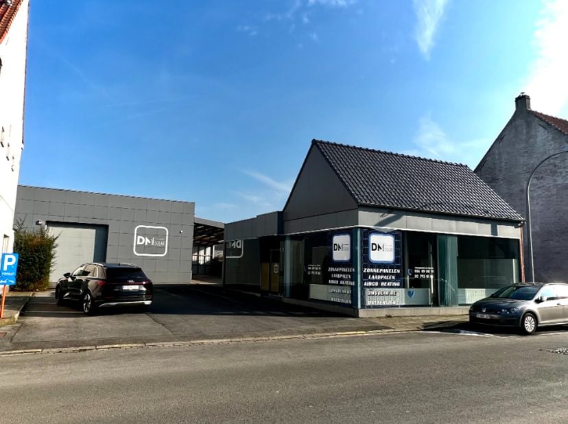Dit kan weleens een opportuniteit zijn voor een zelfstandige. Deze eigendom wordt te koop aangeboden en omvat het volgende:&lt;br /&gt;
Toonzaal van 116m2 m
