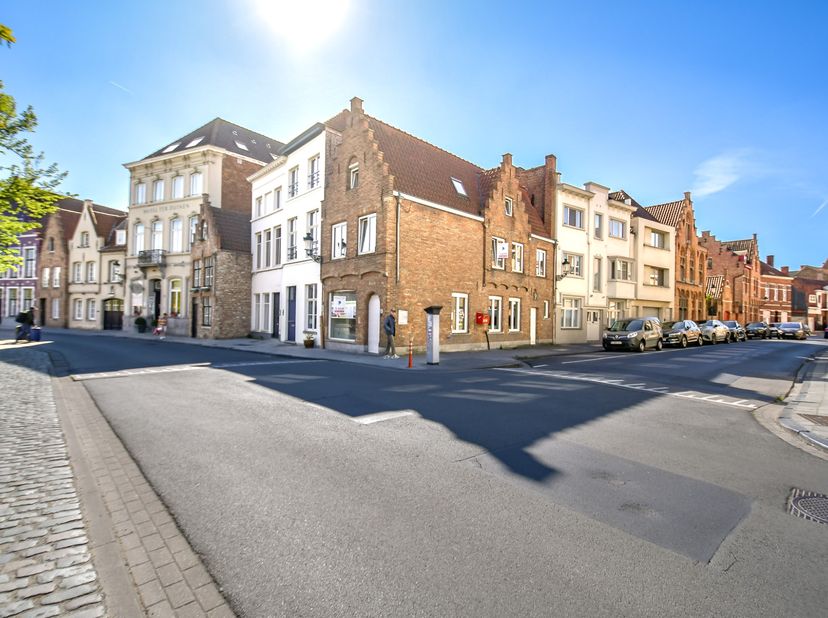 Handelswoning op toplocatie in Brugge – Instapklaar en veelzijdig!&lt;br /&gt;
&lt;br /&gt;
Vanafprijs: €345.000 (biedingen vanaf dit bedrag worden aan de eigenaa