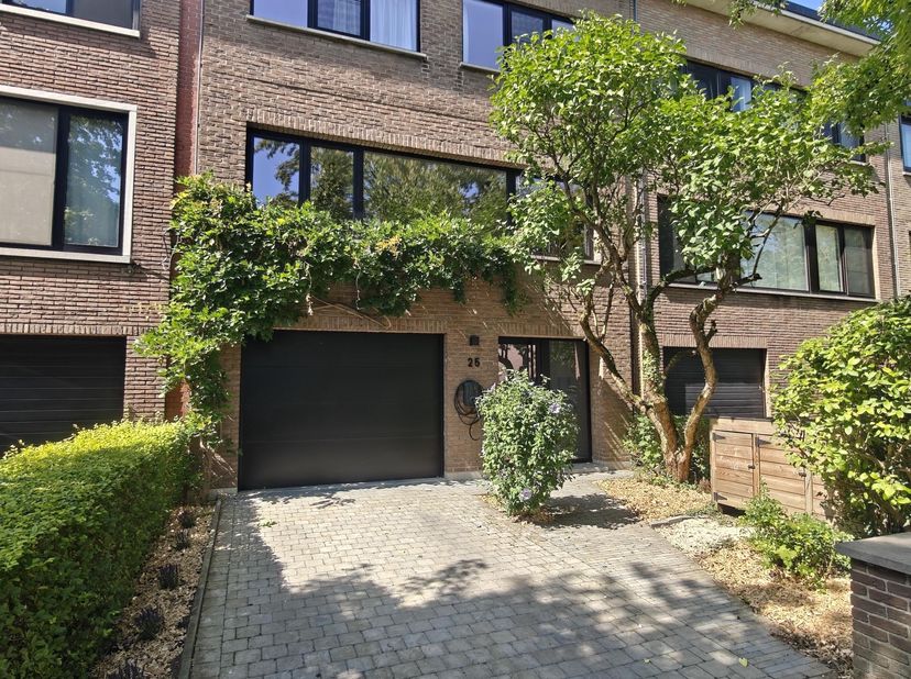 In een rustige, groene buurt, op wandelafstand van het park De Romeinse Put en het Sint-Goriksplein, vind je deze prachtig gerenoveerde bel-étage met