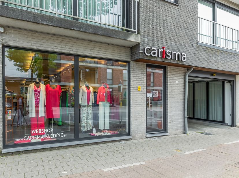 Aan de Handelslei, in het centrum van Sint-Antonius, staat dit commercieel gelijkvloers te huur.&lt;br /&gt;
Het betreft een modern winkelpand, ook geschikt