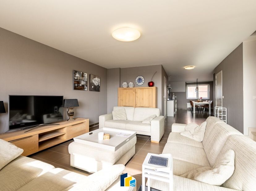 Deze stijlvolle duplex op de 7de verdieping biedt ruimte, licht en comfort op een toplocatie vlak bij de duinen en de zeedijk. De gezellige leefruimte