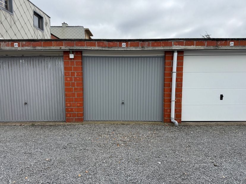 Dans la Kousestraat 52, dans un endroit central et facilement accessible de Middelkerke, se trouve ce garage box (box 22) pratique qui convient à la f