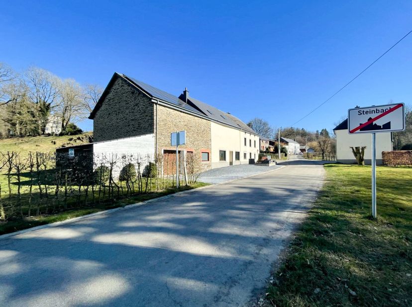 Immo By Julie is een buitenkans voor investeerders of zoekers naar huurrendement: Deze oude stenen boerderij, gerenoveerd in 2015, ligt in Steinbach,