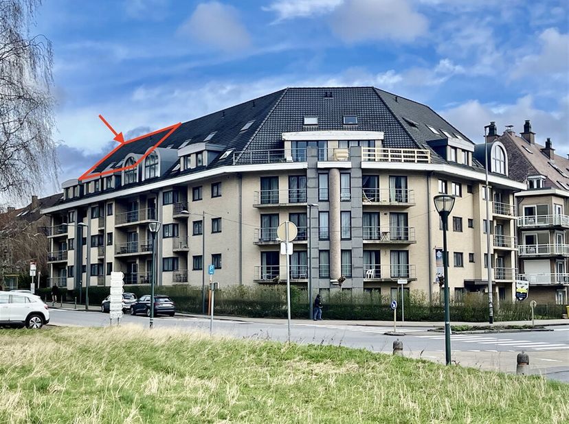 Deze exclusieve, volledig gemeubelde penthouse bevindt zich in de gegeerde residentie Woluwe Gardens, opgeleverd in 2001. Gelegen in een rustige, resi