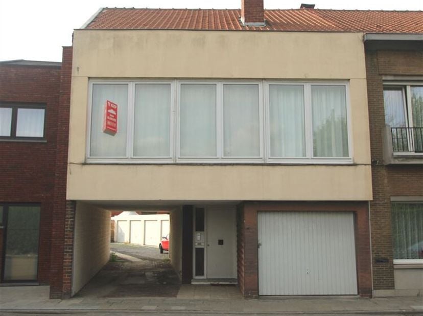 Ruime woning met inkom, living, ingerichte keuken, ingerichte badkamer, afzonderlijk toilet, 3 slaapkamers (waaronder 1 kleine slaapkamer), zéér ruime