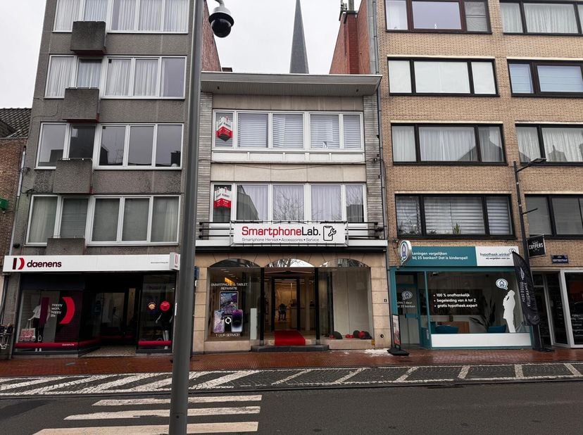 Deze verzorgde opbrengsteigendom bestaat uit een handelsgelijkvloers en een duplex appartement. Beide zijn verhuurd. De eigendom is gelegen in het cen