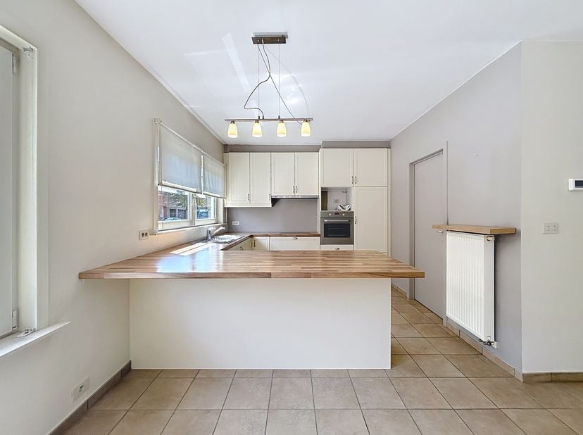 Indeling:&lt;br /&gt;
- inkomhal met gastentoilet&lt;br /&gt;
- lichtrijke woonkamer met open keuken&lt;br /&gt;
- open keuken met toegang tot een ruime berging&lt;br /&gt;
-