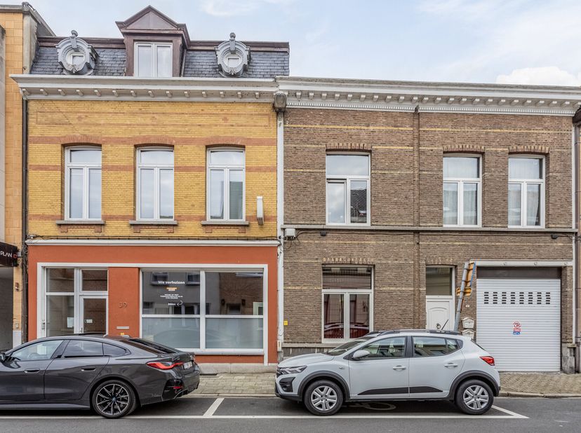 Te koop in Deurne ter hoogte van de Lundenstraat 39 en 41- een handelsruimte met achterliggende werkhuizen die als schoenenfabriek fungeerden. Dit all