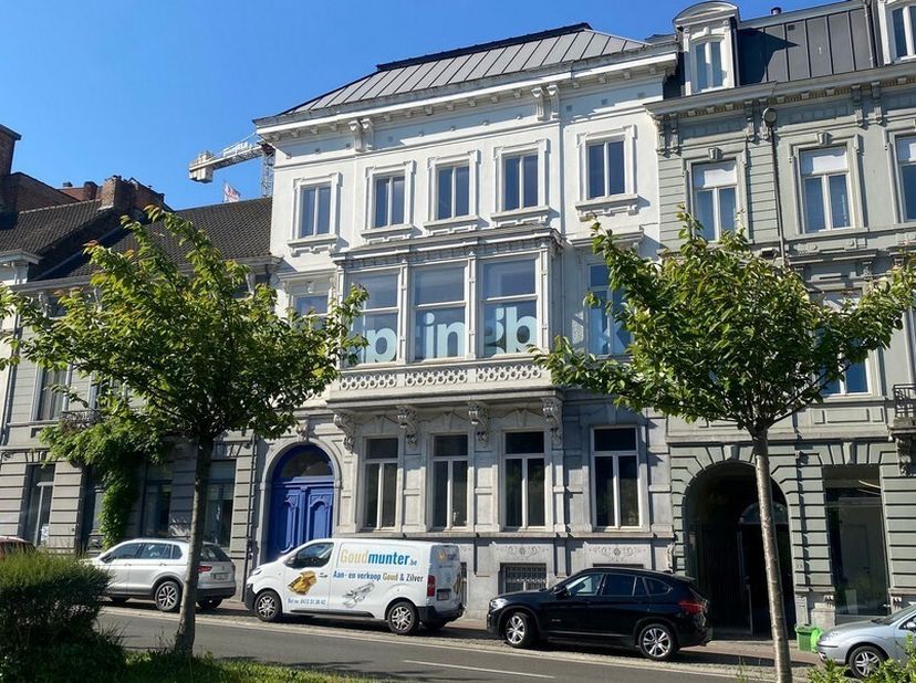 160m² gemeubelde kantoren met zuidgericht terras in statig herenhuis (uitbreidbaar tot 320m²) via terbeschikkingstelling&lt;br /&gt;
Ligging: langs Gentse s