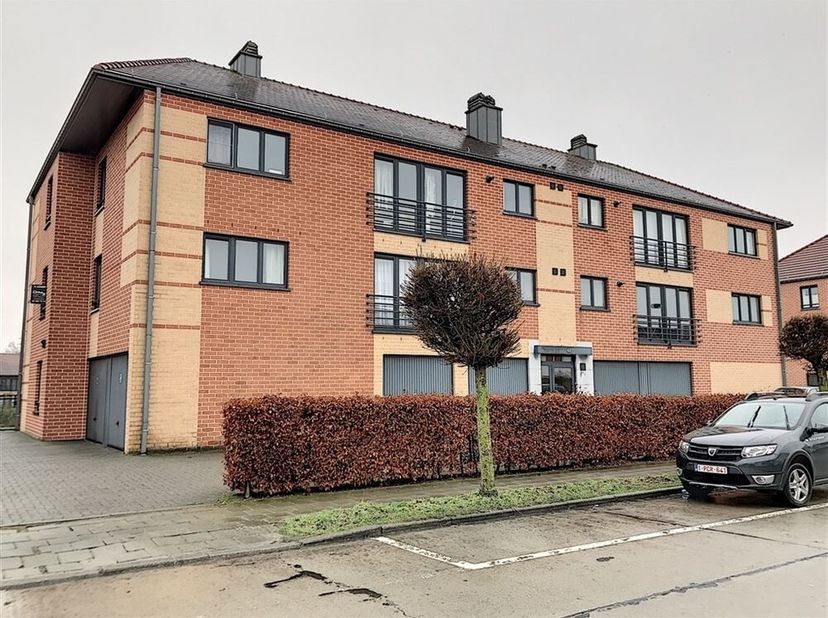 Gelegen in een rustige buurt, in een recent gebouw, zeer mooi appartement met 2 slaapkamers dat u zal verleiden door zijn mooie volumes en helderheid.