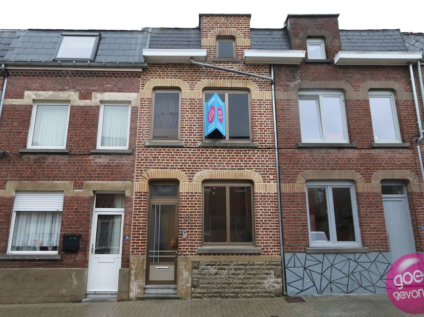 RECENT GERENOVEERD RIJWONING met karaktervolle voorgevel, voorzien van 3 slaapkamers en ingerichte stadstuin, centraal en rustig gelegen gelegen tusse