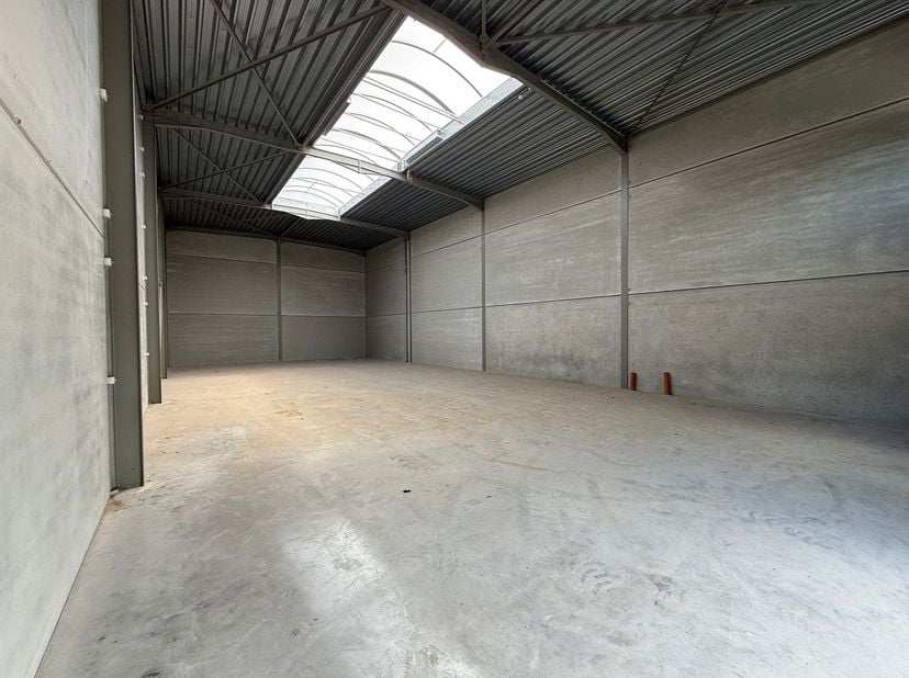 Gloednieuwe KMO-unit met een oppervlakte van 401 m² te koop. Fantastisch gelegen op slechts 500 m van de N9 met een vlotte verbinding naar de expressw