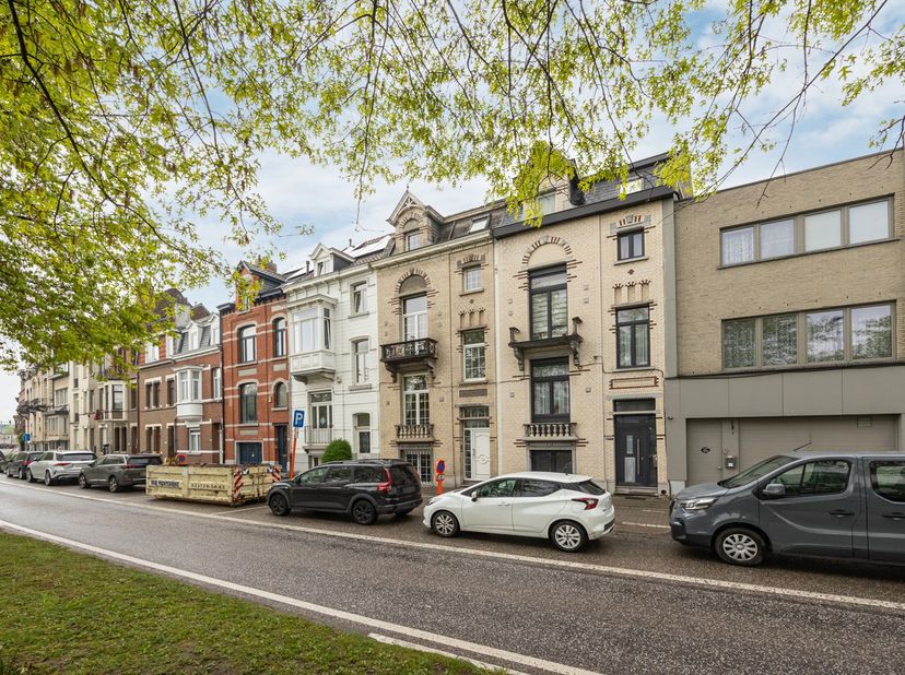 Ontdek dit karaktervolle herenhuis te Vilvoorde, ideaal voor wie op zoek is naar ruimte, charme en de mogelijkheid tot kangoeroewonen. Bij binnenkomst