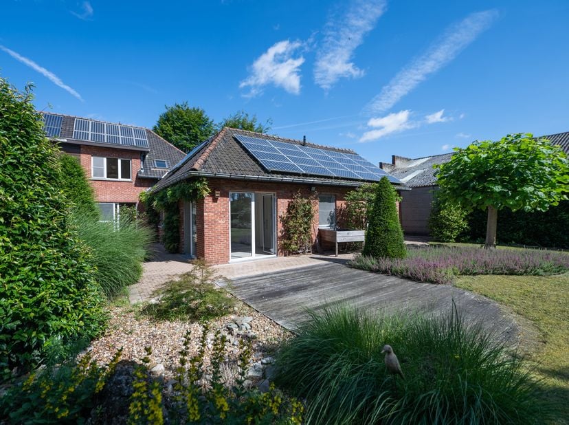 Gezellige gerenoveerde gezinswoning met een bewoonbare oppervlakte van 209m², waaronder 3 ruime slaapkamers en 2 badkamers en dit op een zuid-georiënt