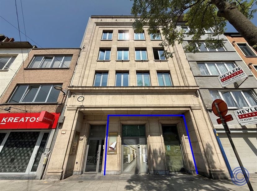 Spacieux commerce denviron 358 m² situé à un emplacement central sur la Bredabaan à Merksem. Le bien se trouve dans un immeuble de caractère et de sta