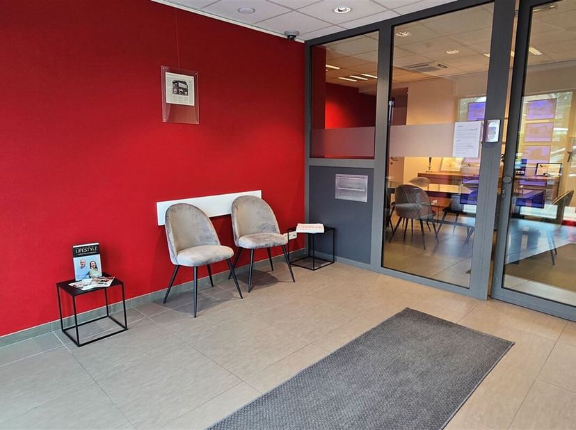 Bureau/ cabinet entièrement meublé à vendre Waregem.&lt;br /&gt;
Entrée avec vitrine et salle d&#039;attente, une salle de réception, une cave sèche/archives, 2