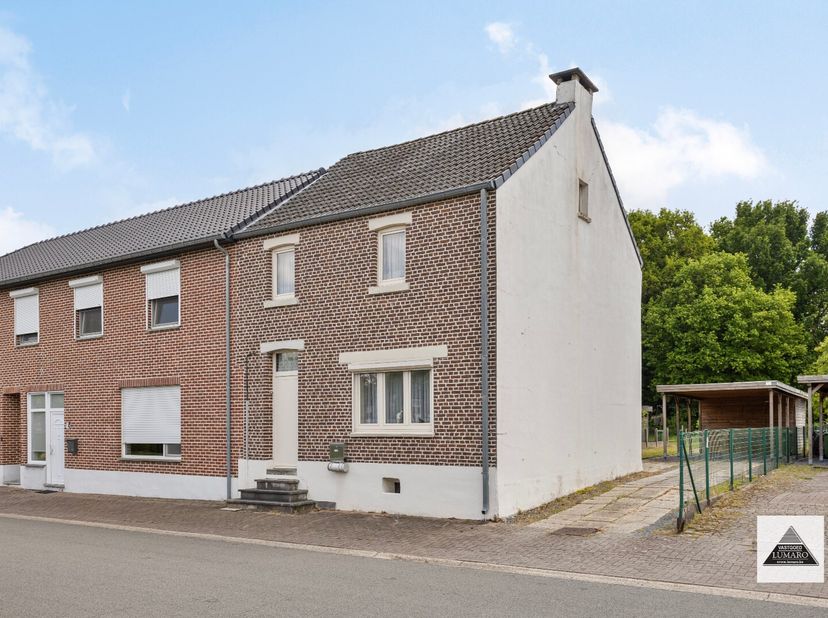 Interessante halfopen woning met 3 slaapkamers + in te richten zolder.&lt;br /&gt;
De dakbedekking werd vernieuwd en op de zoldervloer ligt 20 cm isolatie.
