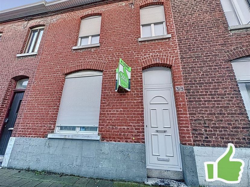 Située dans un coin calme de Mouscron, cette lumineuse maison 3 chambres vous offre :&lt;br /&gt;
RDC : Hall d&#039;entrée, séjour, cuisine équipée (four, taques