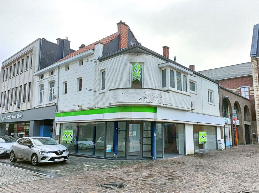 Deze winkelruimte is misschien wel de meest opvallend gelegen zaak in de Tongerse Maastrichterstraat! Ideaal gelegen in een hoekgebouw met grote zicht