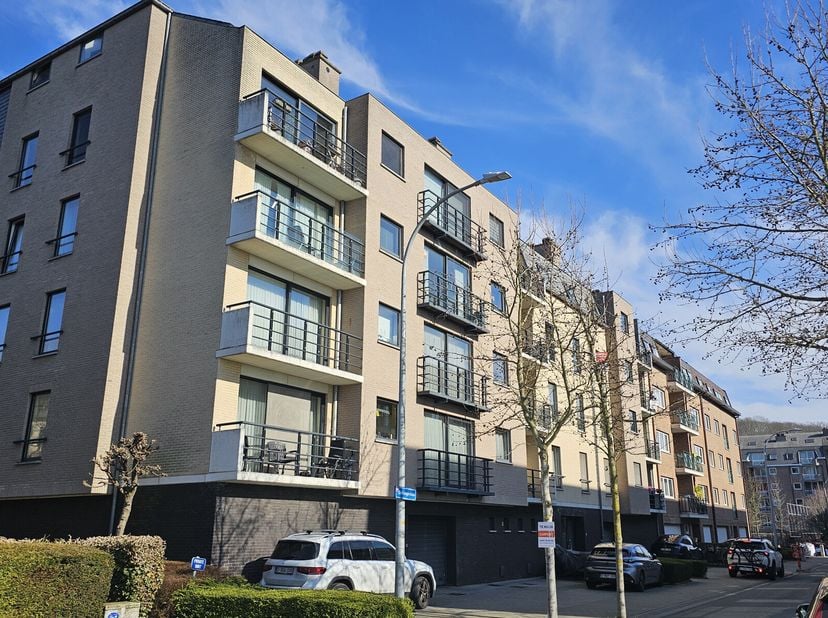 Instapklaar duplexappartement met veel lichtinval en volledige inrichting!&lt;br /&gt;
Dit prachtige en energiezuinige duplex appartement, gebouwd in 2000 e