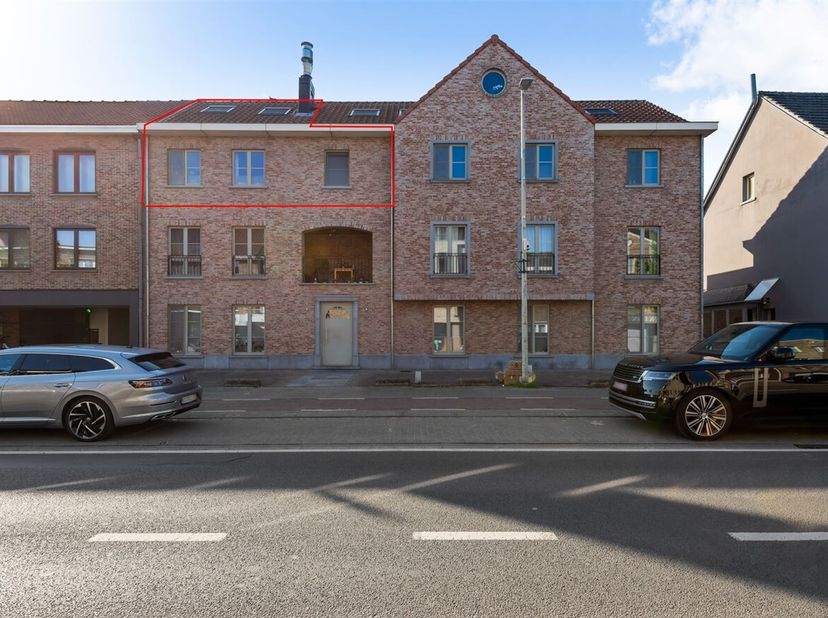Recent en energiezuinig  duplex appartement op de tweede verdieping van ca. 75m² met 2 slaapkamers, woonkamer met ingerichte keuken (41m²) en een zeer