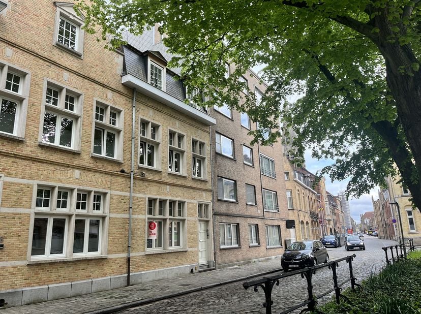 Êtes-vous intéressé par cette propriété à louer à Ypres? Naviguez ensuite sur le site www.dewaele.com, cliquez sur le bouton rouge «Demander une visit