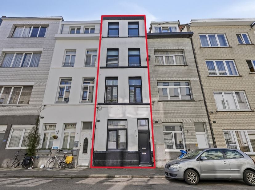 Cet immeuble de placement avec 2 appartements en duplex et une terrasse orientée sud à vendre est situé dans le centre d&#039;Anvers.&lt;br /&gt;
La gare central