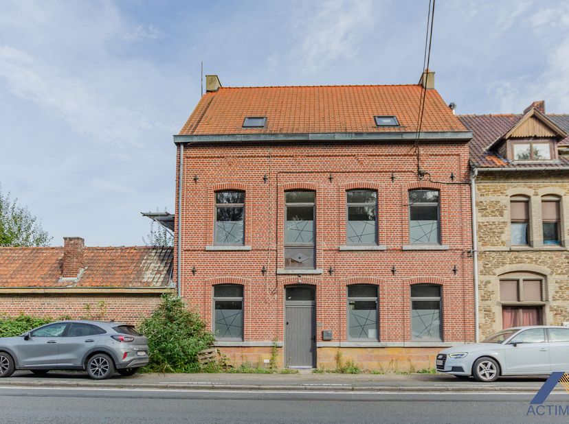 Située à mi-chemin entre Tournai et Leuze-en-Hainaut, volumineuse maison d&#039;habitation avec 4 grandes chambres (possibilité 7) et jardin.