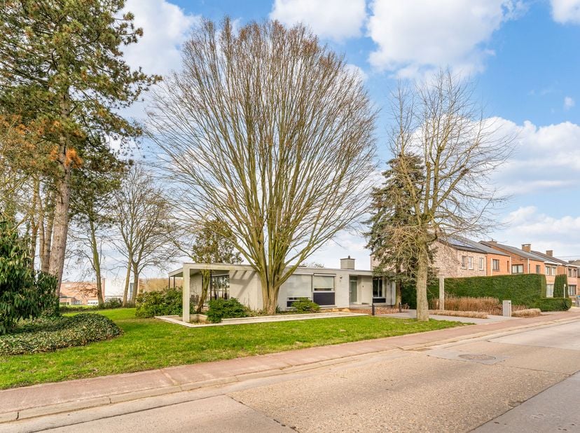 Charmante woning op ruim perceel!&lt;br /&gt;
&lt;br /&gt;
Welkom in deze charmante gelijkvloerse woning aan de Ossenwegstraat in Zoutleeuw, gelegen op een ruim p