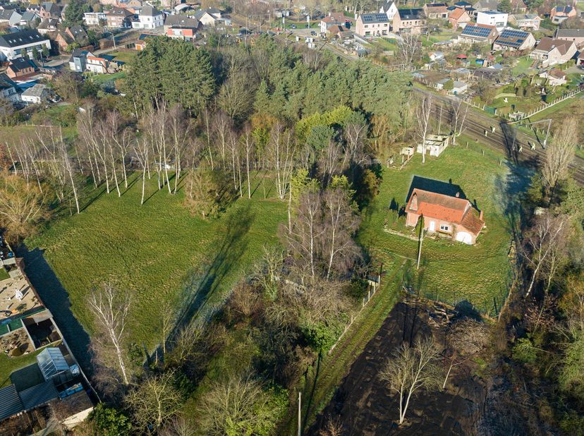 We kunnen hier spreken van een in het groen gelegen te renoveren woonhuis in woongebied te Halen.&lt;br /&gt;
De lange oprijlaan tot aan de woning laat ons