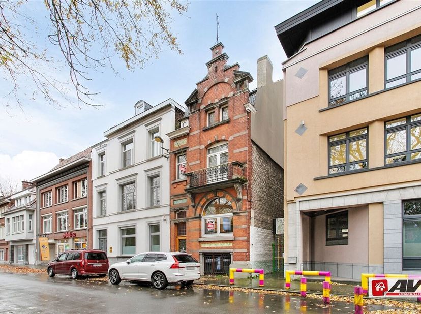 Située en face du parc Henri VIII, cette belle et vaste demeure saura vous séduire avec son style, ses espaces et son emplacement privilégié. - &lt;br /&gt;