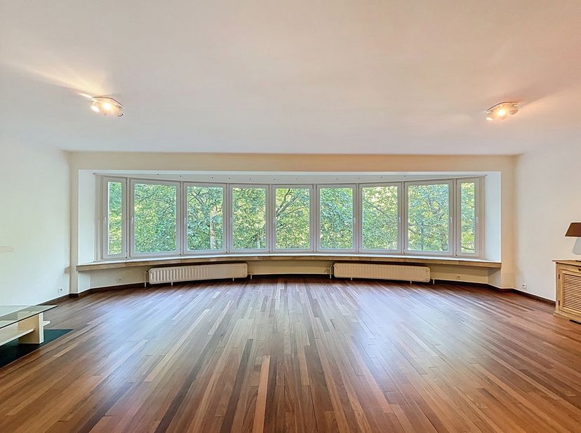 Quartier Montgomery, sur le prestigieux Boulevard Saint-Michel, au 3E étage dun immeuble de standing avec ascenseur, superbe appartement 2 chambres ré