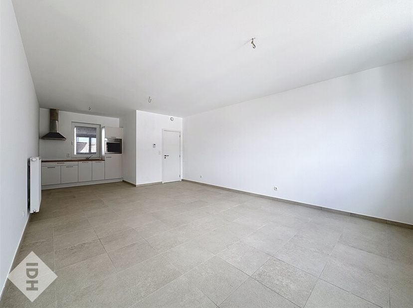 Au centre de Mouscron, découvrez ce studio neuf, au troisième et dernier étage avec ascenseur, composé comme suit : &lt;br /&gt;
Hall d&#039;entrée avec WC sépar